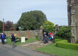 Sunshine saves gardens day pen Gardens Day in Winchelsea