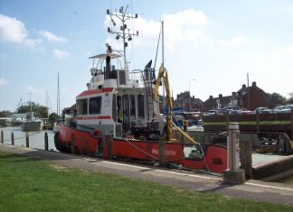Tugging for the pier