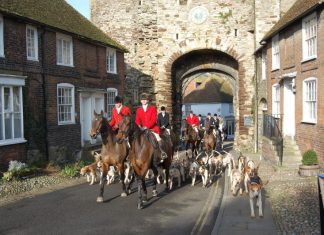 Hunt tally-hos through town
