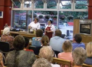 Celebrity chef cooks up a crowd