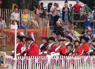 Mayor visits Venetian fete