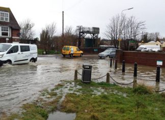 Reacting to very high tides