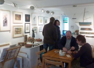 Avocet flies with Christmas gifts