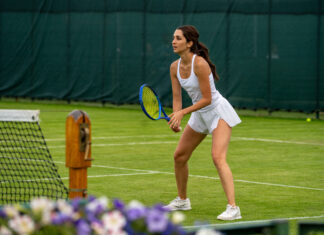 Tennis tournament finalists battle the weather