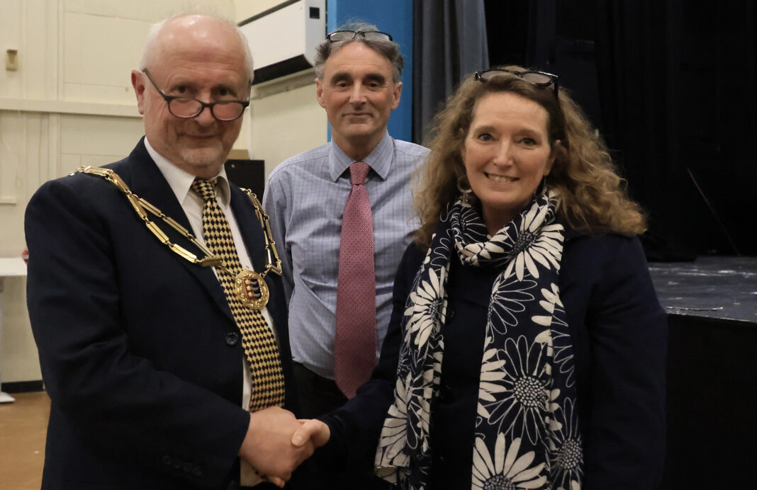 Mayor Cllr Andy Stuart and Richard Farhal, Town Clerk, lcongratulates Dena Smith-Ellis as councillor 4F2A7372